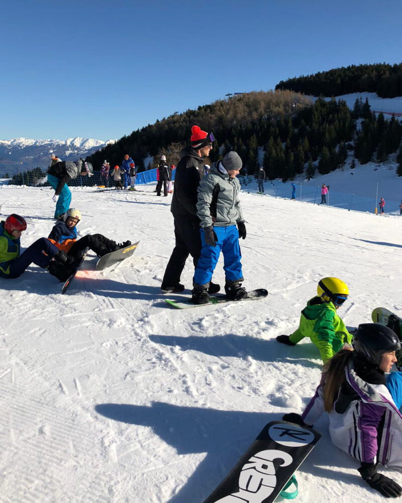 Corso di snowboard di gruppo per bambini • Scuola Sci e Snowboard Monte  Bondone